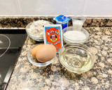 Foto del paso 1 de la receta: Pastel de yogur con cobertura de miel y frutos secos