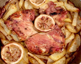Foto del paso 5 de la receta: Pollo y patatas al horno - con mantequilla y limón 🍗🍋