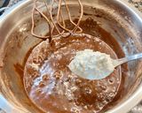 Foto del paso 6 de la receta Pastel de chocolate con jarabe de cacao
