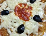 A picture of step 7 of Noodles pizza.