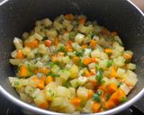 Foto langkah ke 2 dari resep Pastel Sayur ; kentang wortel.