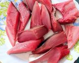 Foto del paso 3 de la receta: Bonito en salsa de dos tipos de cebollas, pimiento y azafrán