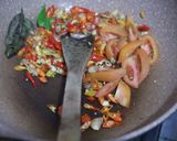 Foto langkah ke 3 dari resep Tumis Kulit ayam pedas manis.