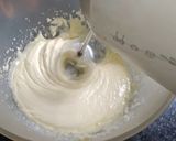 Foto del paso 1 de la receta: Bizcochuelo esponjoso con pera y pasas sin manteca