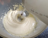 Foto del paso 1 de la receta: Bizcochuelo esponjoso con pera y pasas sin manteca