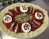 Une image de l'étape 8 de Salade de tomates, courgette et concombre aux sardines, câpres et mozzarella sauce malt.
