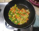 Foto langkah ke 4 dari resep Spicy Vegetables Risotto With Beef Broth.