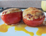 Foto del paso 7 de la receta: Tomates rellenos de carne y verduras con costron de queso