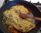Foto del passaggio 3 della ricetta Tagliolini con mini peperoni, pecorino e pepe tostato