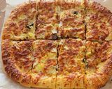 صورة لخطوة 3 من وصفة بيتزا بالصلصة البيضاء والتيركي🍕🍕