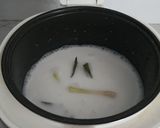 Foto langkah ke 1 dari resep Nasi Kulit Ayam dan Jukut Goreng.