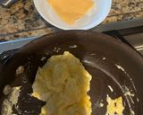 Hình bước làm 2 của món Scramble eggs with cheese