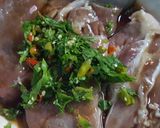รูปขั้นตอนการทำที่ 1 ของ หมูย่างซอสกระเพรา