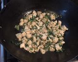 Foto del paso 2 de la receta: Pollo sofrito con cebollín y almendras