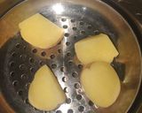 Hình bước làm 1 của món Ăn dặm cho bé: Bánh khoai tây - cá hồi sốt chanh dây