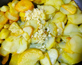 Foto del paso 3 de la receta: Anguriñas con gambas y huevo con base de patatas al ajo cabañil