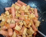 Foto langkah ke 3 dari resep Tempe dan Sosis Masak Saus Tomat.