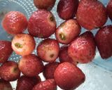 Foto langkah ke 1 dari resep Salad Strawberry Merah Putih.