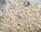 Foto langkah ke 2 dari resep Martabak telur isirendang indomie renyah di luar lembut di dalam.