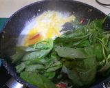 รูปขั้นตอนการทำที่ 1 ของ ผักโขมผัดไข่
