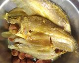 A picture of step 1 of Folui fish curry with vegetable.