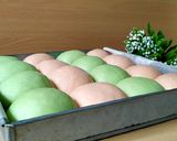 Foto langkah ke 5 dari resep Roti Sobek Lembut Pandan Strawberry.