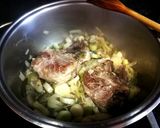 Foto del paso 2 de la receta: Galtas de cerdo en salsa de puerro al vino blanco