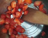 Foto langkah ke 2 dari resep Korean Strawberry Milk.