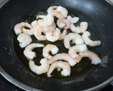 Foto del paso 2 de la receta: Arroz con gambas y kalé siberiano