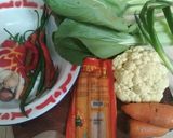 Foto langkah ke 1 dari resep Tumis Campur Saus Tiram.