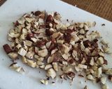 Une image de l'étape 1 de Crumble banane fruits rouges noisettes chocolat.