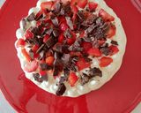 Foto del passaggio 9 della ricetta Meringata fragole e cioccolato
