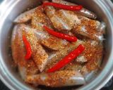 Hình bước làm 2 của món Cá CƠM trổng kho cay