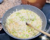 Foto del paso 4 de la receta: Risotto de habas, ajos tiernos y langostinos 🫛 🦐 🫛
