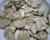 Foto langkah ke 2 dari resep Tumis Terong Bunga Pepaya.