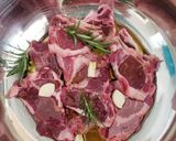 Foto del passaggio 1 della ricetta Agnello scottadito con crema di fave e pecorino