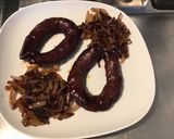 Une image de l'étape 8 de Chorizo noir au vin rouge et oignons caramélisés.