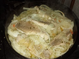 Lomito de armado sobre colchón de cebolla acompañado de torrejas mixtas
