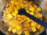 Kokos-Kürbiscremesuppe mit Curry