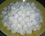 Foto langkah ke 5 dari resep Bola Salju Keju Almond.