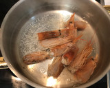 Foto del paso 1 de la receta: Sopa de cabezas de gambas