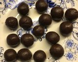 A picture of step 3 of Choco-tahini energy balls - vegan.
