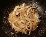 Foto del paso 5 de la receta: Espaguetis negros con sepia en salsa de pimentón