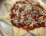 صورة لخطوة 6 من وصفة بيتزا محشيه الاطراف🍕