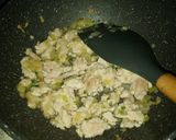 Foto langkah ke 2 dari resep Tumis Kentang Ayam Cincang.