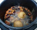 A picture of step 3 of Snow Pear In Pork Soup.