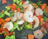 Foto del paso 4 de la receta: Penne con salsa de soja, verduras y gambas