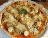 Foto del paso 2 de la receta: Pizza casera con quesos, alcachofas, palmitos y salchichón ibérico