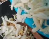 Foto langkah ke 3 dari resep Tumis Brokoli Jamur Wortel.