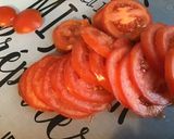Une image de l'étape 4 de Salade de tomates bicolores à la burrata di buffala et persil haché.
